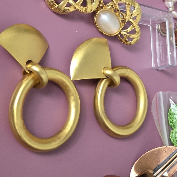 Elegant Gold Tone Statement Earrings Clip On Earrings - Picture 4 of 15